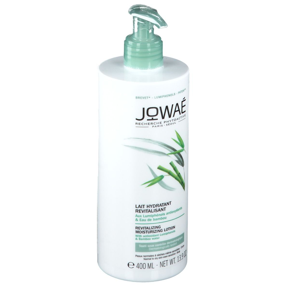 Witte fles met groene pomp. Opschrift: JOWAE, Lait Hydratant Revitalisant, Revitalizing Moisturizing Lotion. Bamboe-illustratie.
