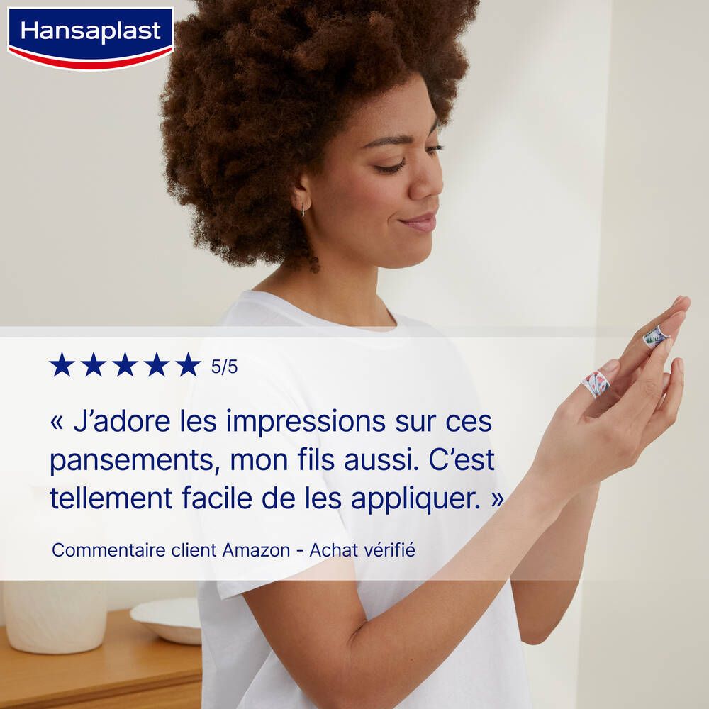 Femme tenant des pansements sur les doigts. Citation : 'J'adore les motifs sur ces pansements.'