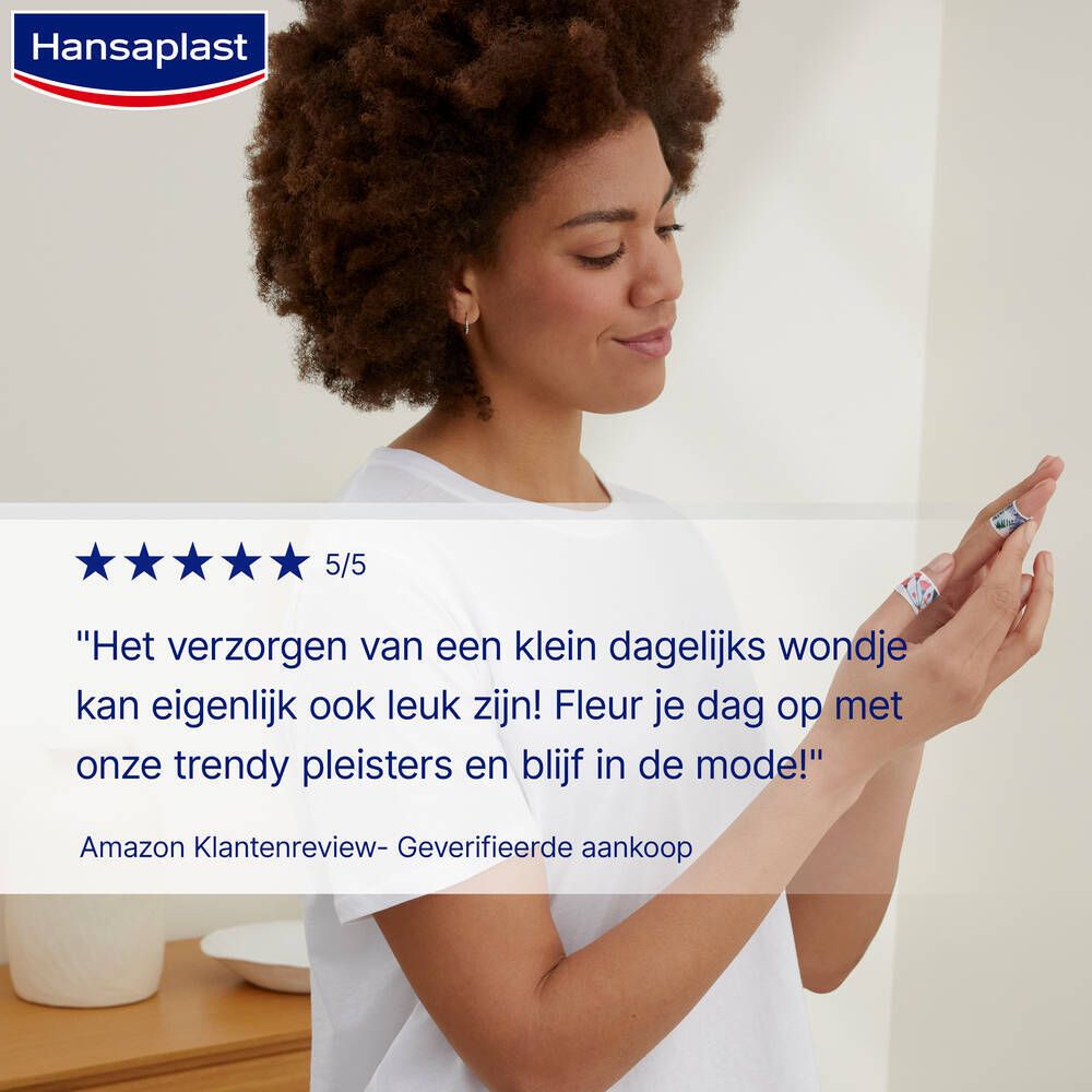 Vrouw met pleisters op vingers. Citaat: 'Ik ben dol op de prints op deze pleisters.'