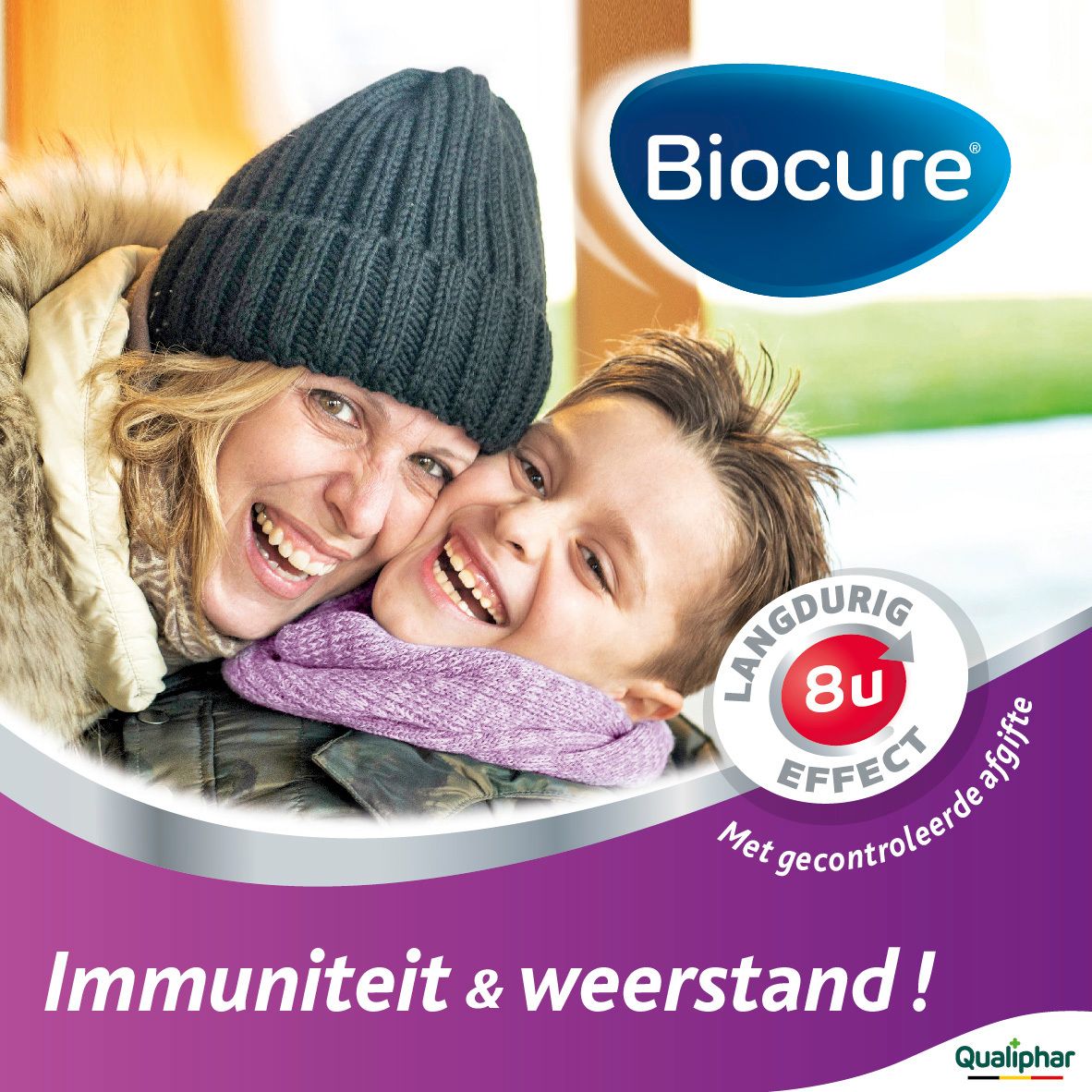 Lachende vrouw en kind. Biocure logo en tekst: Immuniteit & weerstand. Paarse achtergrond.