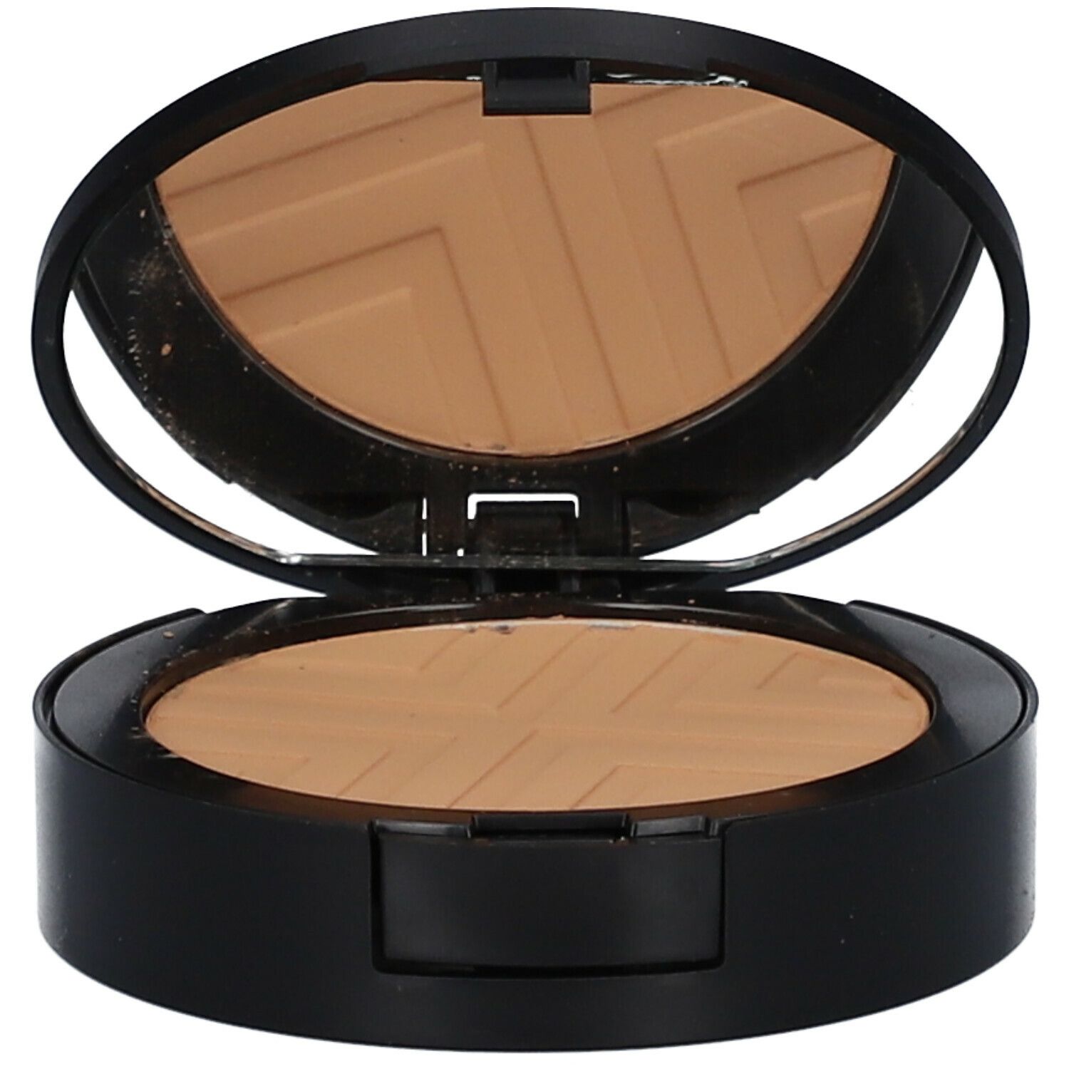 Poudre compacte avec miroir. Boîtier noir, ouvert. Poudre bronzée avec motif. Le miroir reflète la poudre.