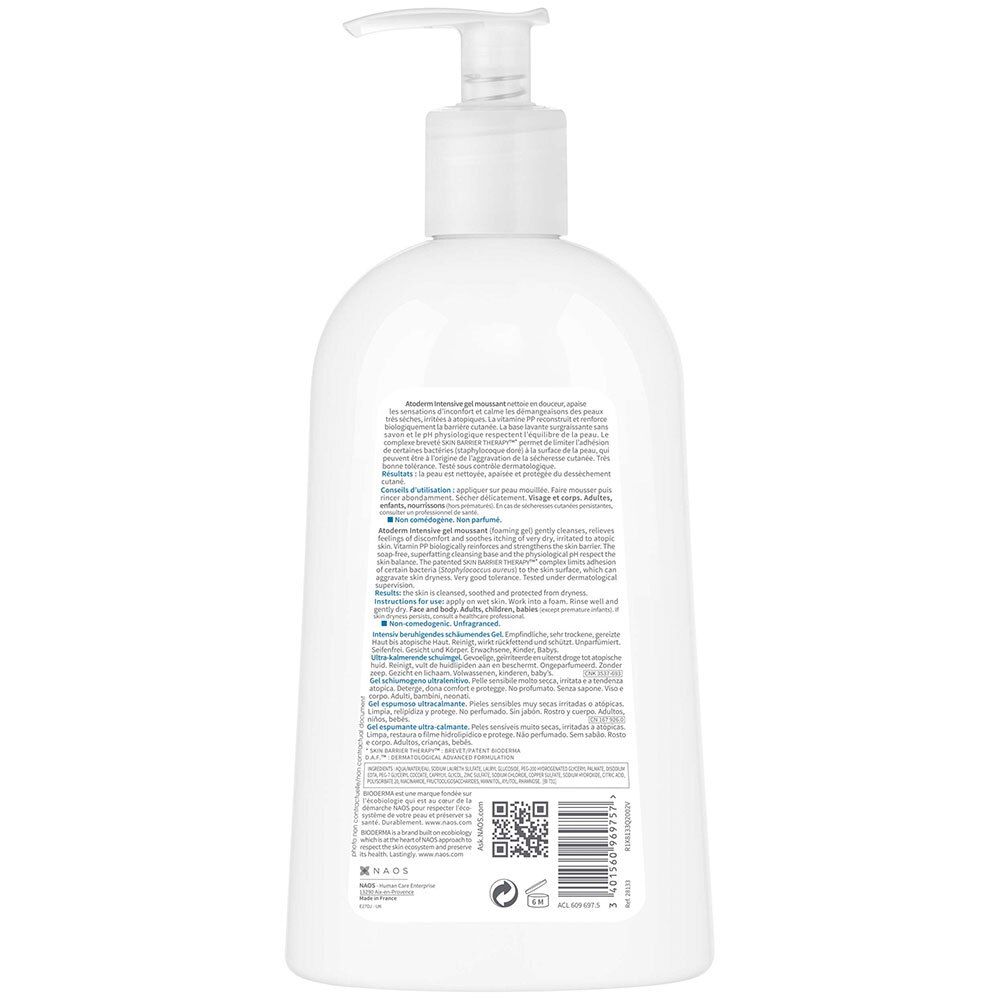 Achterkant van een witte fles met doseerpomp. Tekst in meerdere talen. QR-code en andere symbolen.
