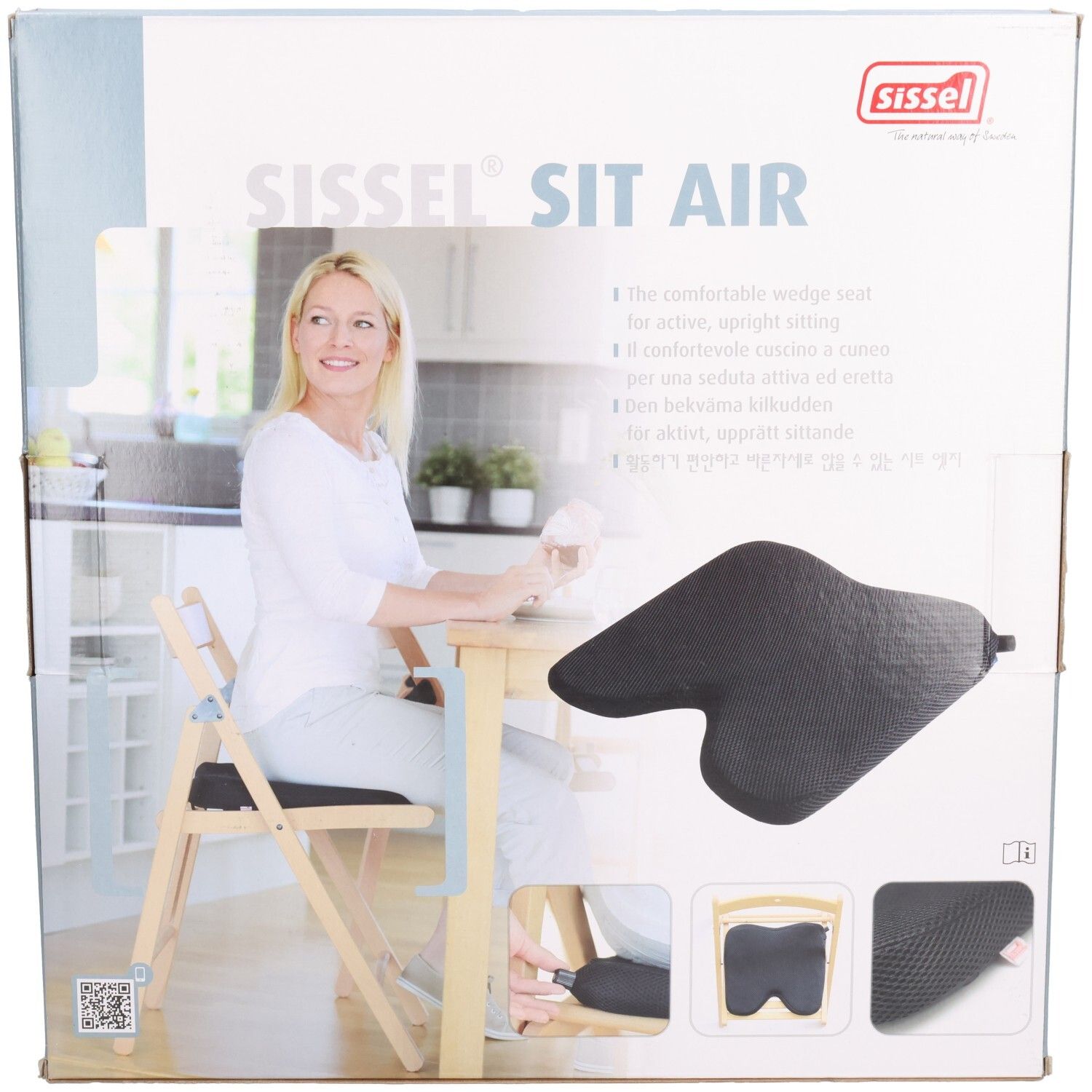 Verpackung mit Sissel Sit Air Keilkissen. Frau sitzt auf Stuhl mit Kissen. Kissen in Nahaufnahme.
