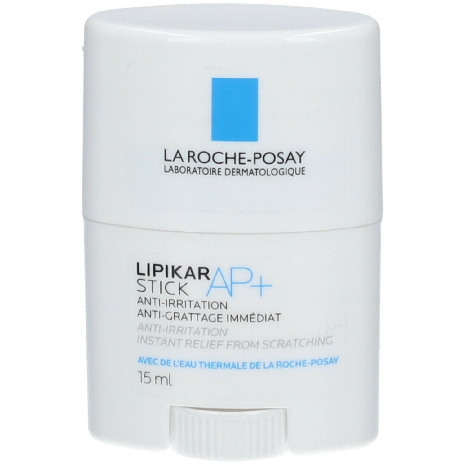Witte stick met blauwe tekst. Bevat: LA ROCHE-POSAY, LIPIKAR STICK AP+ en 15 ml.