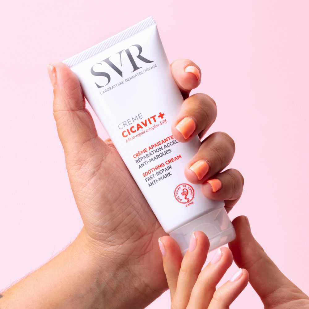 Tube blanc avec texte rouge. Logo SVR, CICAVIT+ Crème, texte en français. 40ml, Fabriqué en France.