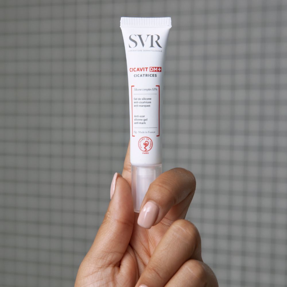 SVR CICAVIT DM+ Narben, tube. Product in de hand. Tube met rode en zwarte tekst.