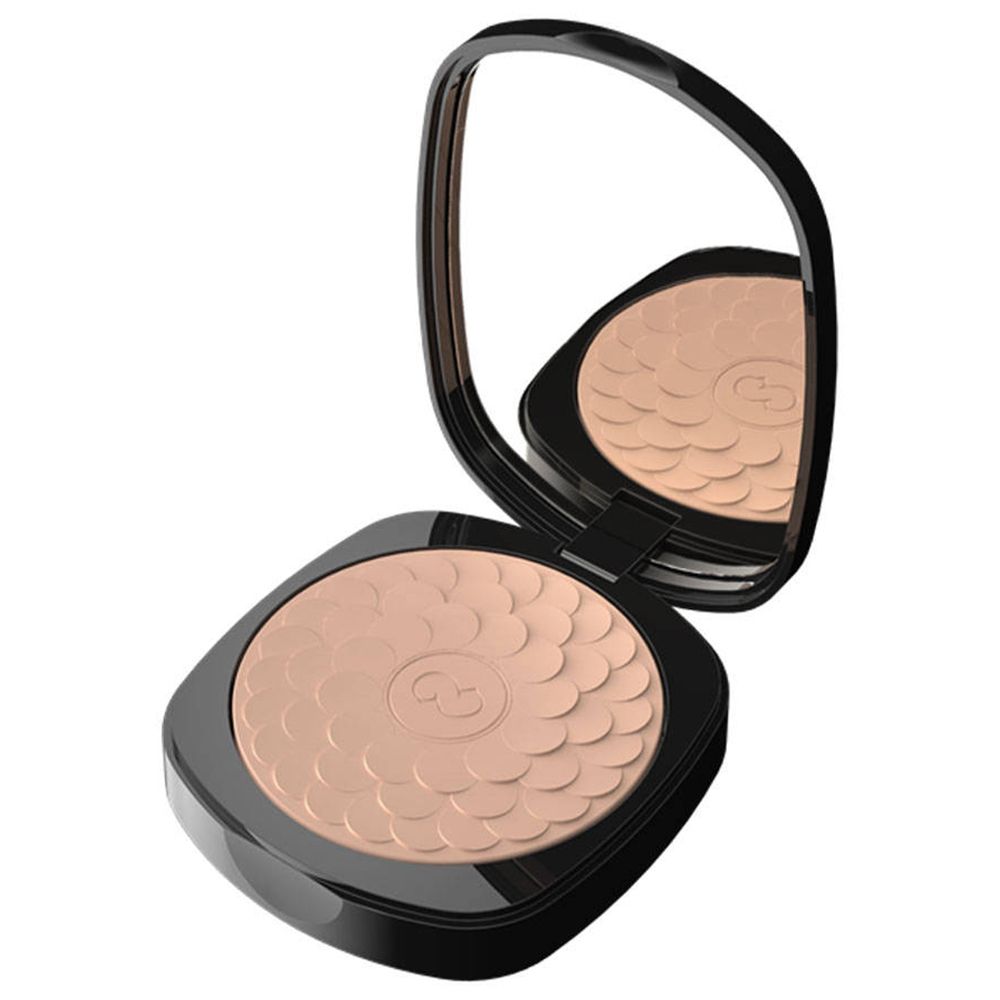 Poudre compacte avec miroir. Boîtier noir carré. Poudre avec motif floral et logo.