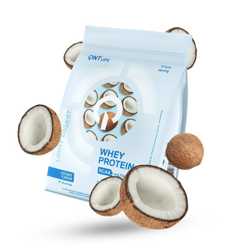 Beutel mit Whey Protein. Kokosnuss-Aromen. Kokosnuss-Stücke umgeben den Beutel. Marke QNT Life.