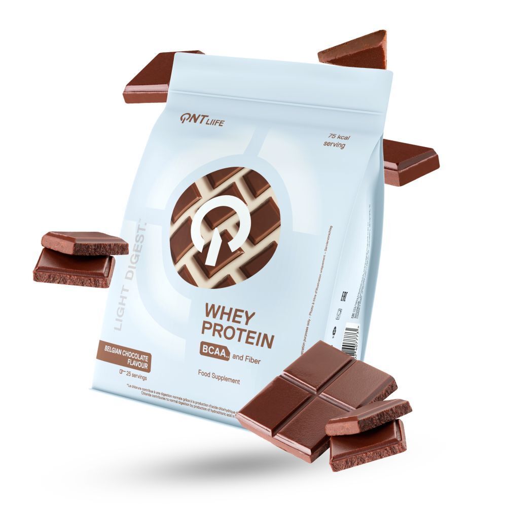 Beutel mit Whey Protein. Aufschrift: QNT LIFE, Light Digest, Whey Protein, BCAA and Fiber, Belgian Chocolate Flavour. Schokoladenstücke.