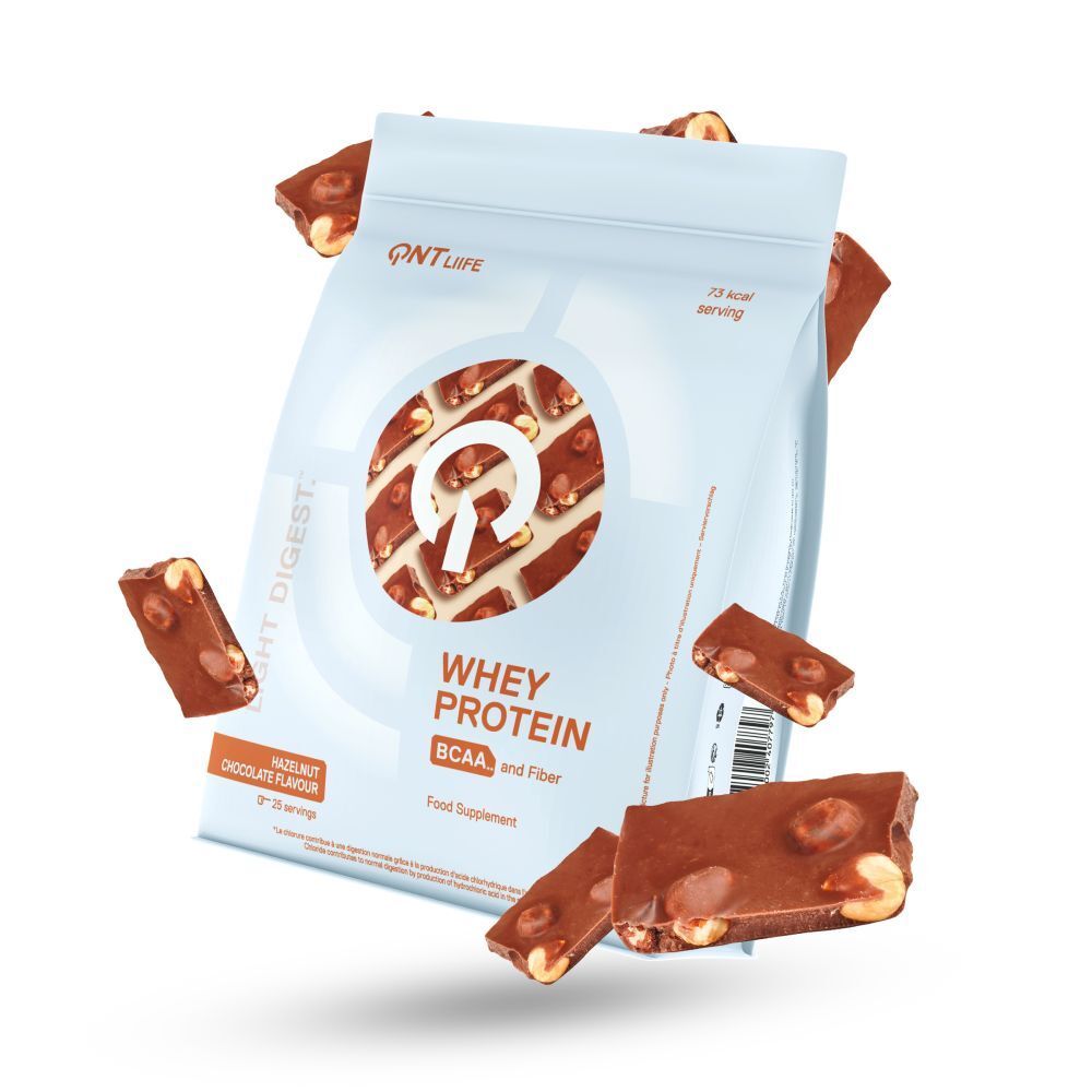 Sachet de Whey Protein. Goût chocolat-noisette. BCAA et fibres. Logo QNT Life. Morceaux de chocolat.