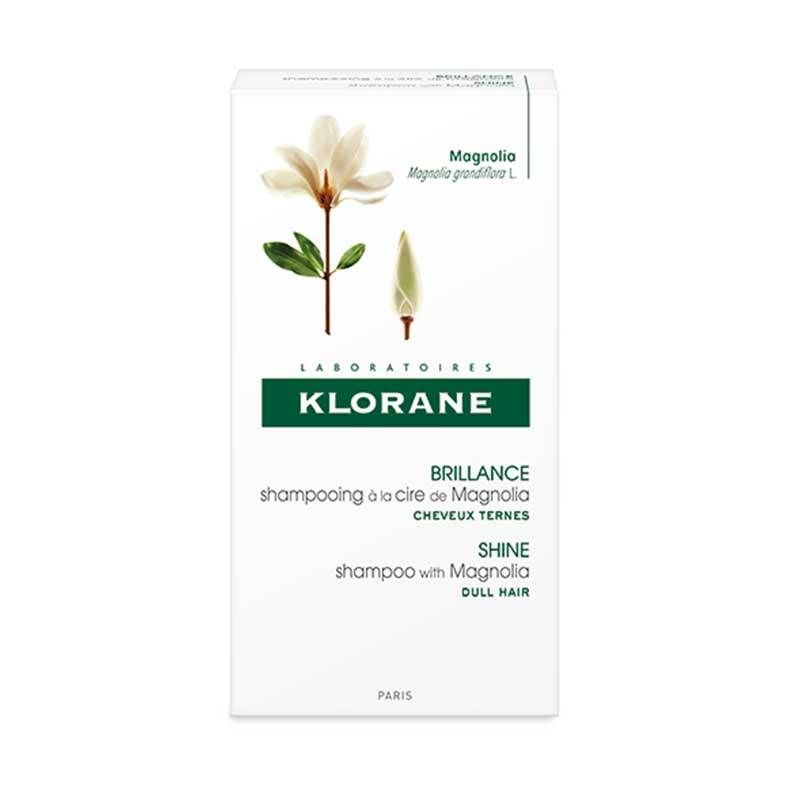 Verpakking van Klorane shampoo met magnolia wax. Witte doos met productinfo en magnoliabloem.