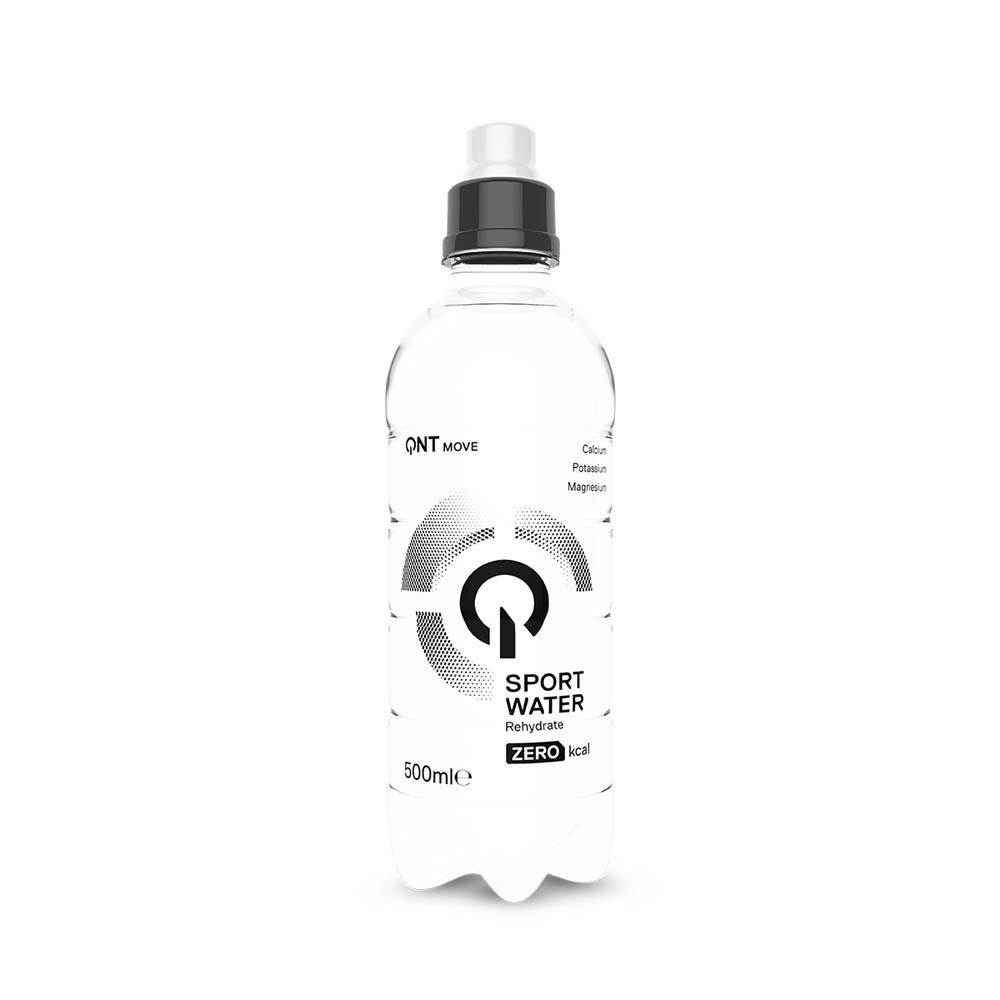 Bouteille transparente avec bouchon noir. Inscription: Sport Water Zero. Contient des minéraux. 500ml.