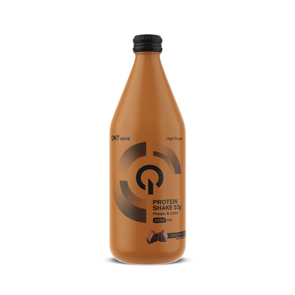 Een enkele fles eiwitshake. Bruine vloeistof in een bruine glazen fles met zwarte dop. Opschrift: Protein Shake 53g, Zero Fat.