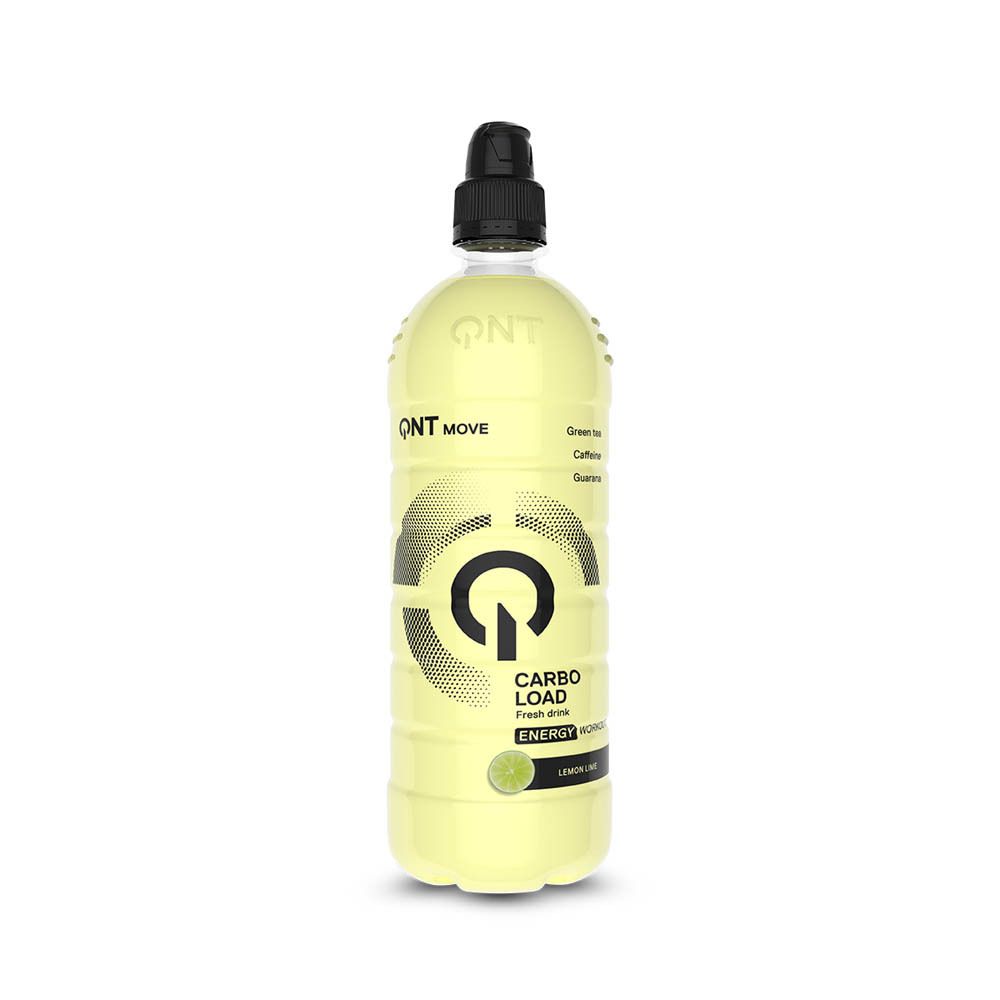 Une bouteille d'Aktiv Carbo Load. Liquide jaunâtre, bouchon noir. Logo QNT et nom du produit. Inscription 'ENERGY BOOST'.