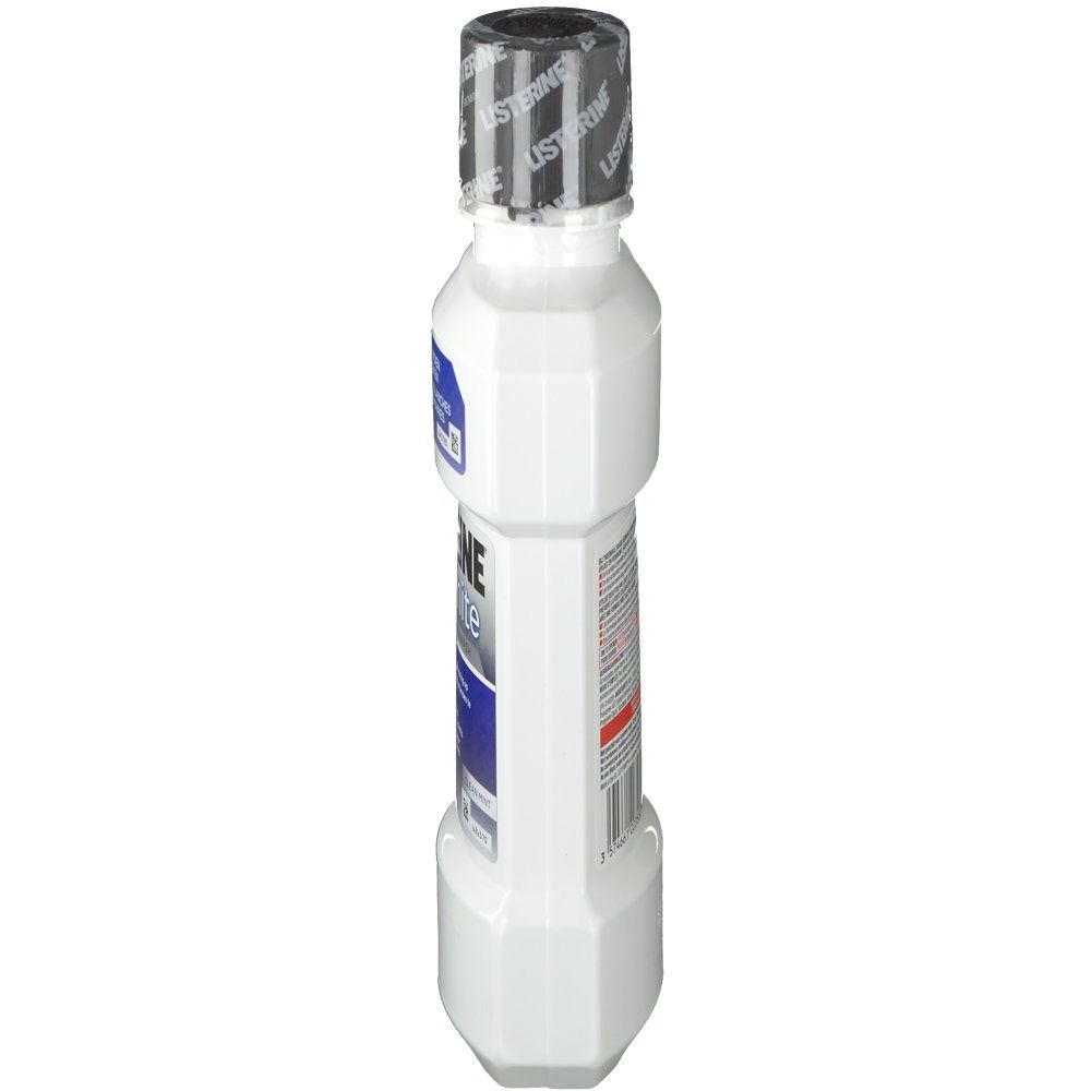 Weiße Flasche, schräg von oben. Schwarzer Deckel mit Aufschrift LISTERINE. Blaues Etikett.