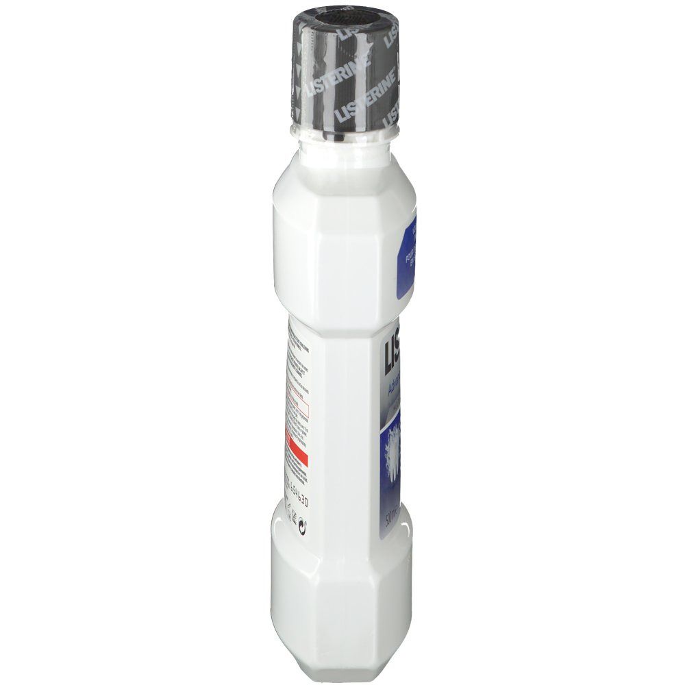Weiße Flasche, schräg von oben. Schwarzer Deckel mit Aufschrift LISTERINE. Blaues Etikett.