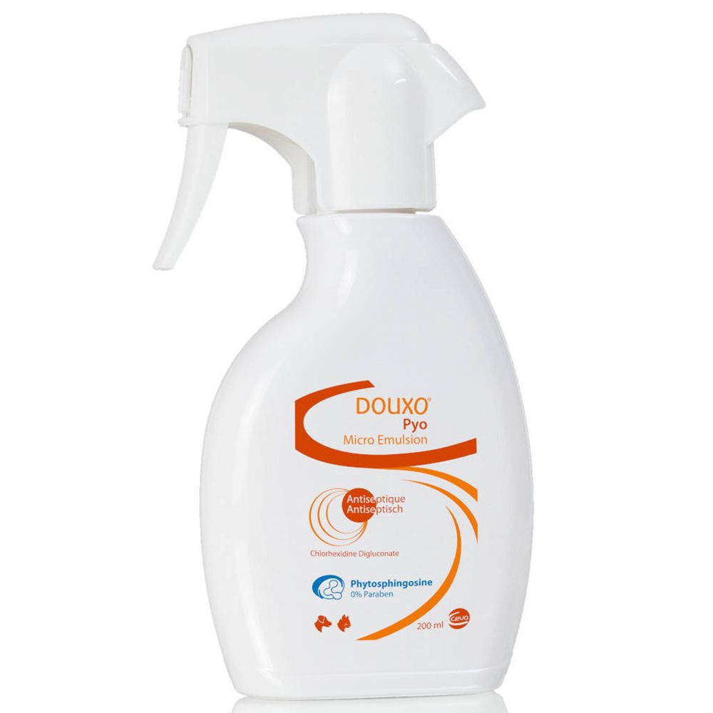 Flacon pulvérisateur blanc avec étiquette orange. Inscription: Douxo Pyo Micro Emulsion. Contient Chlorhexidine Digluconate et Phytosphingosine.