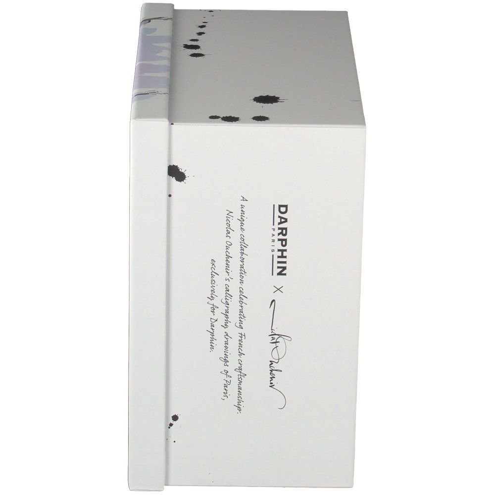 Boîte blanche avec texte: Darphin x Nicolas Ouchenir. Calligraphie française. Taches d'encre noire.