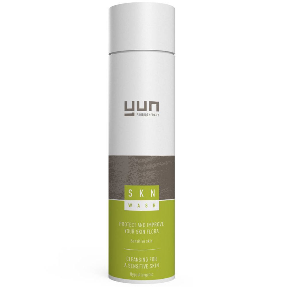 Cilindrische fles. Opschrift: YUN, SKN WASH. Groen-wit design. Tekst: Protect and improve your skin flora.