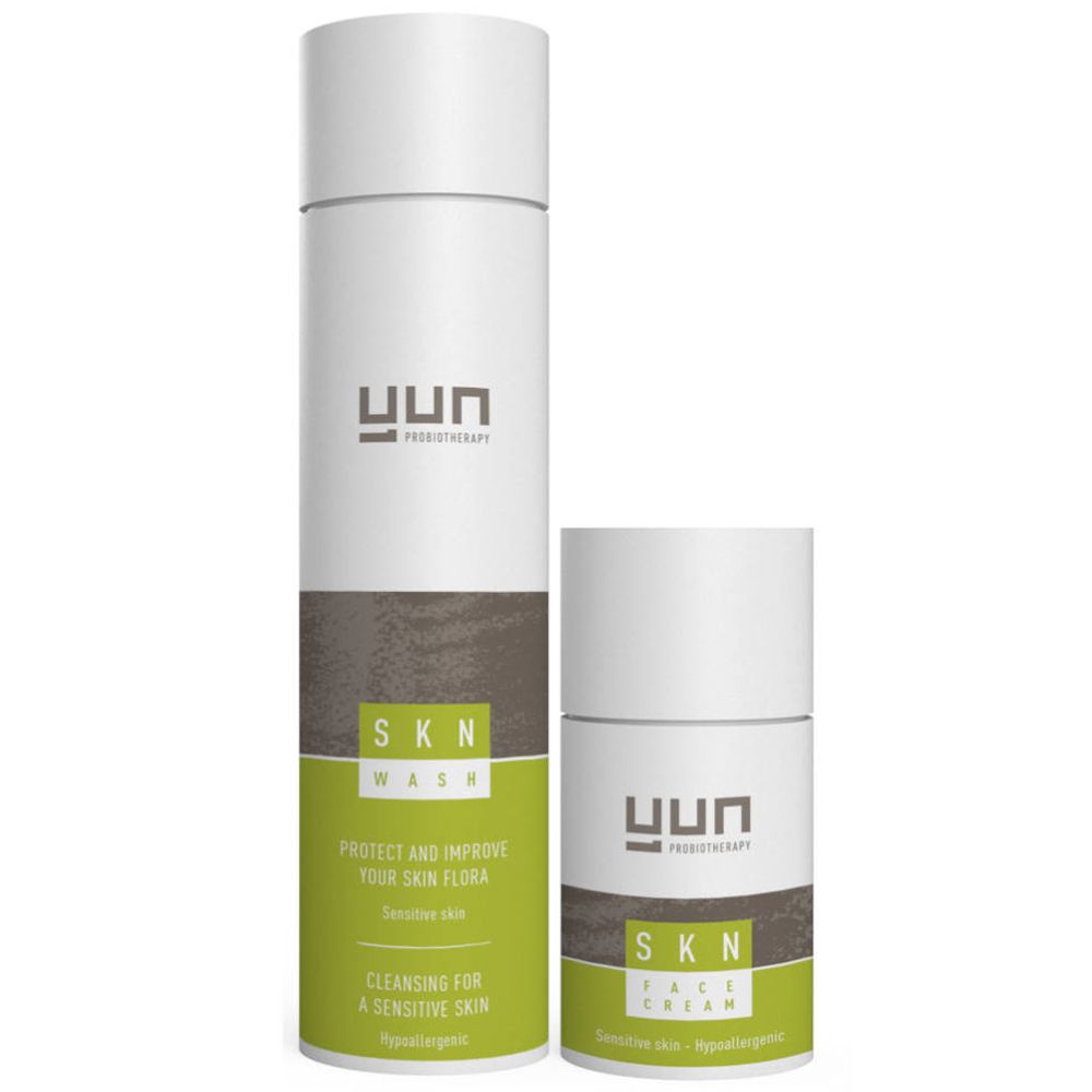 Due prodotti cosmetici: SKN Wash e SKN Face Cream. Bianchi con dettagli marroni e verdi. Marchio: YUN.