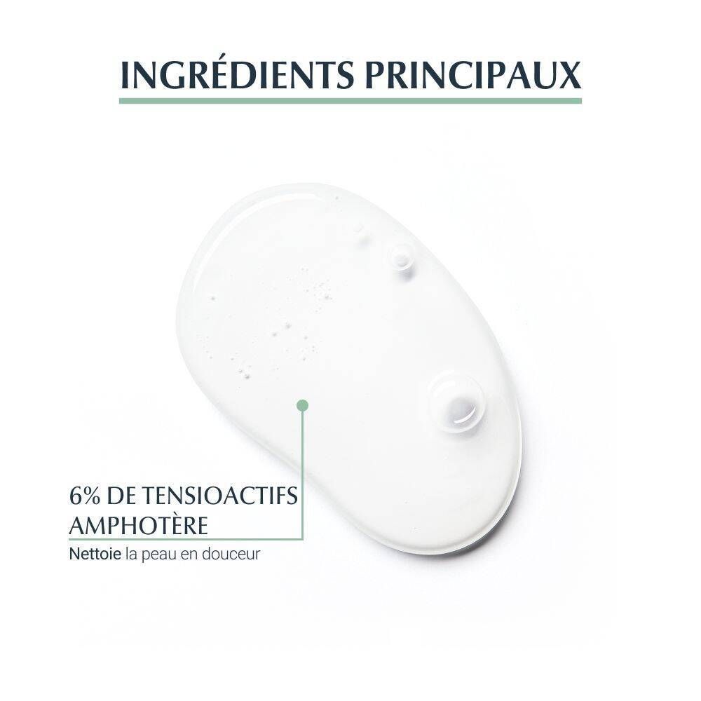 Gros plan d'un liquide. Texte: 6% de tensioactifs amphotères. Nettoie la peau en douceur.