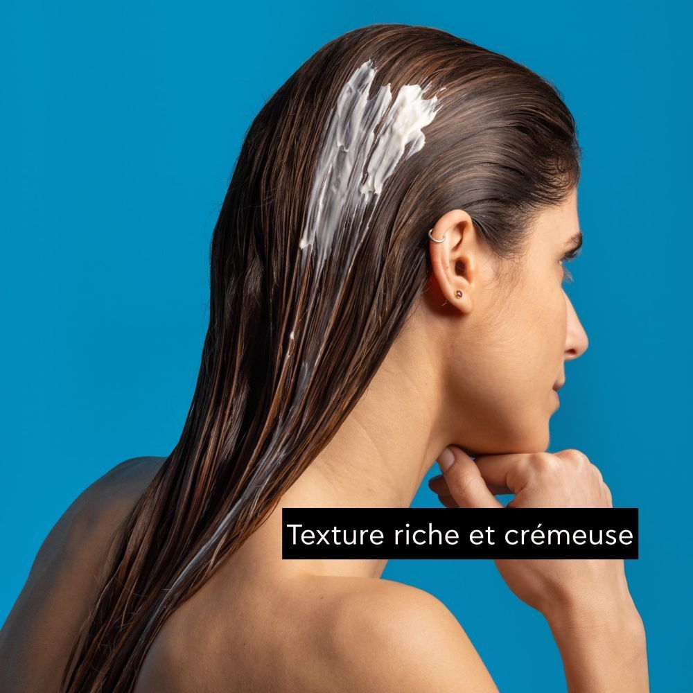 Femme avec masque capillaire sur les cheveux. Texte : Texture riche et crémeuse.