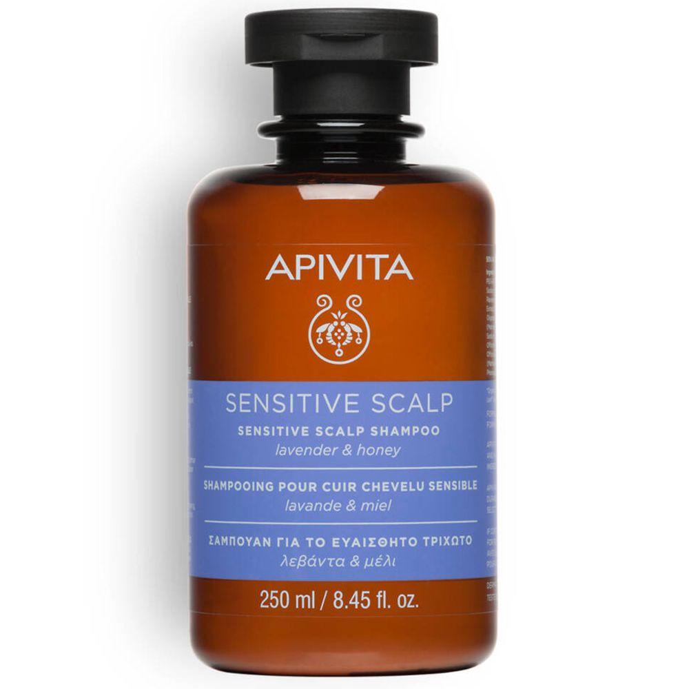 Flacon marron avec bouchon noir. Inscription : APIVITA, SENSITIVE SCALP SHAMPOO, lavande & miel. 250 ml.