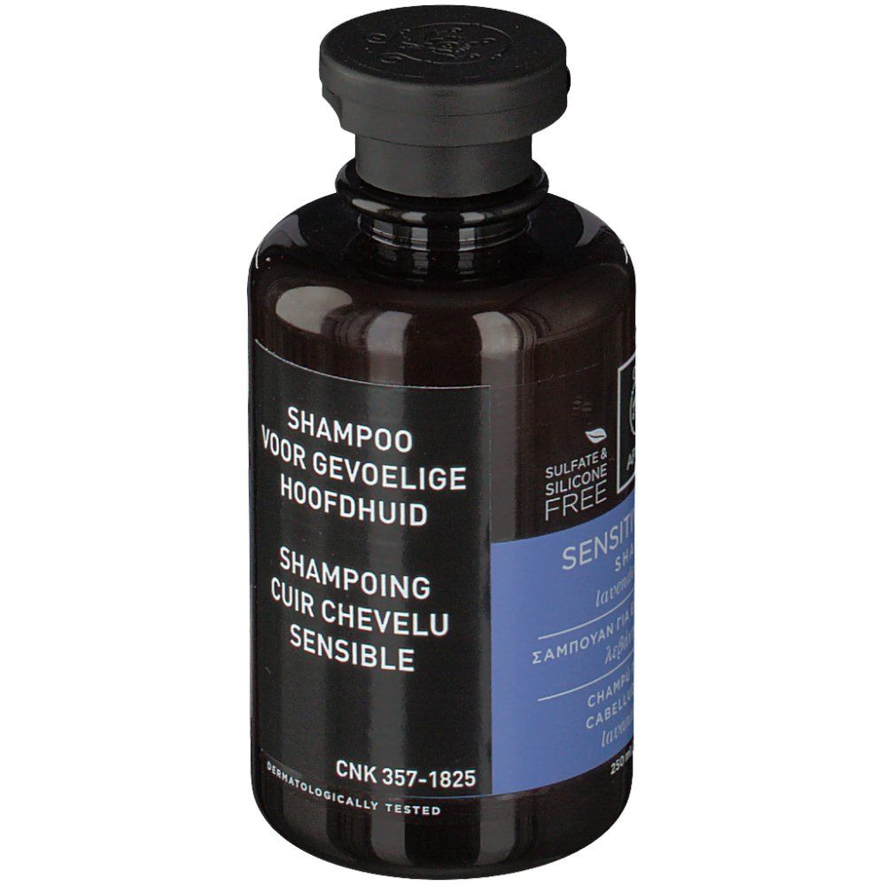Flacon marron, étiquette noire. Texte : SHAMPOO, pour cuir chevelu sensible. Testé dermatologiquement. CNK 357-1825.