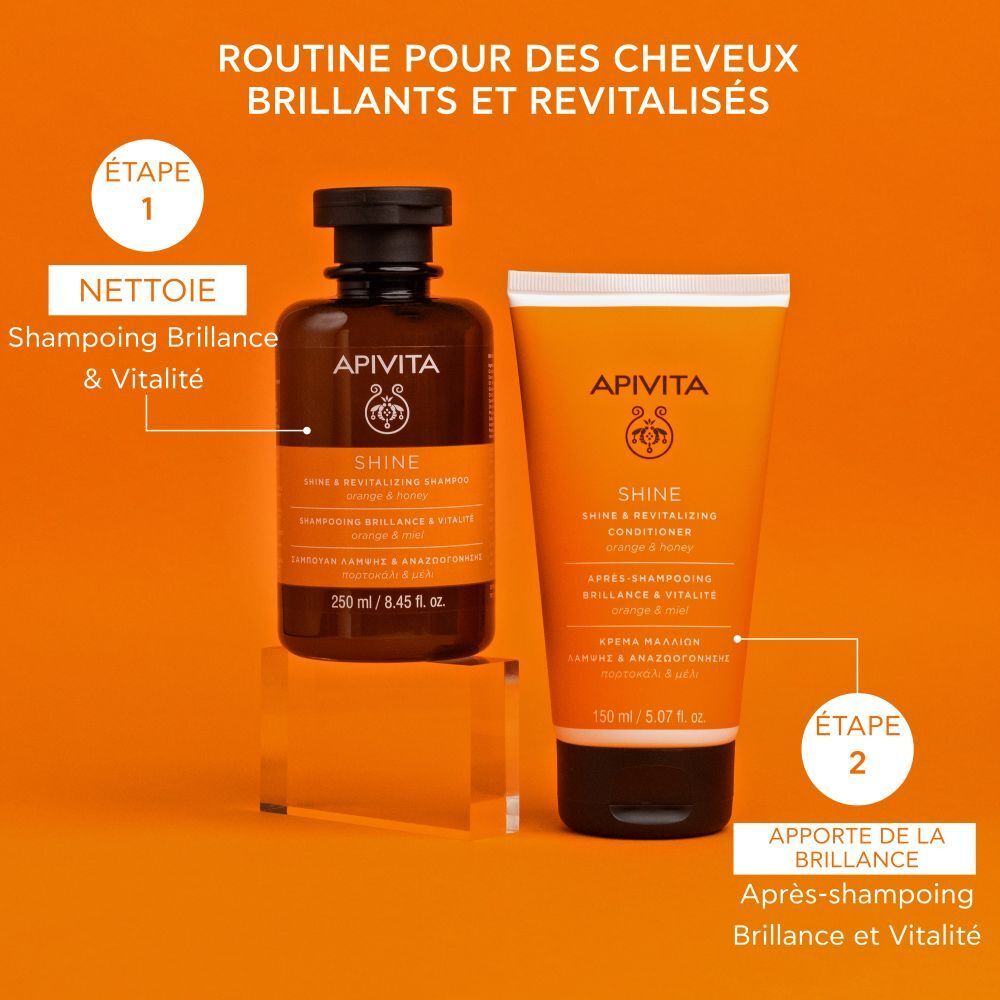 Deux produits: shampooing et après-shampooing. Texte: APIVITA SHINE. Orange & miel. Étape 1: Nettoyer. Étape 2: Soigner.