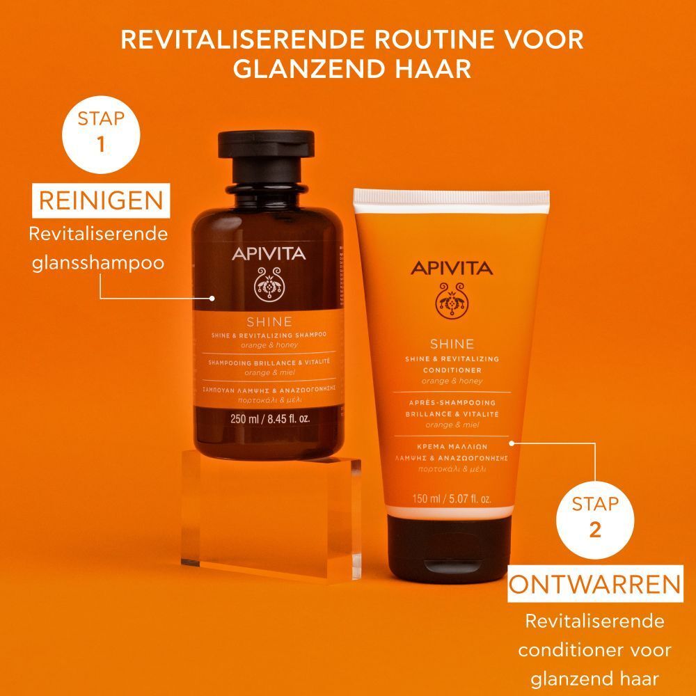 Twee producten: shampoo en conditioner. Tekst: APIVITA SHINE. Sinaasappel & honing. Stap 1: Reinigen. Stap 2: Verzorgen.