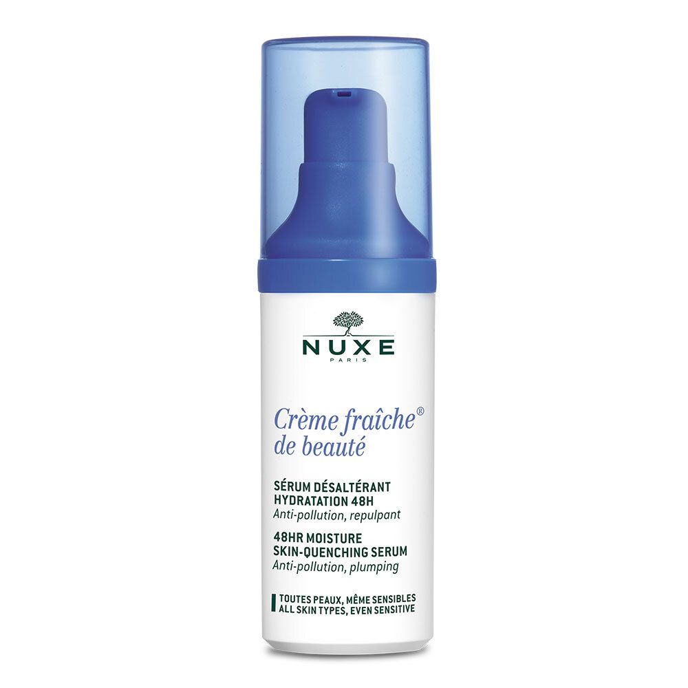 Wit-blauwe fles met pomp. Opschrift: Nuxe, Crème fraîche de beauté, Serum désaltérant, Hydratation 48H.