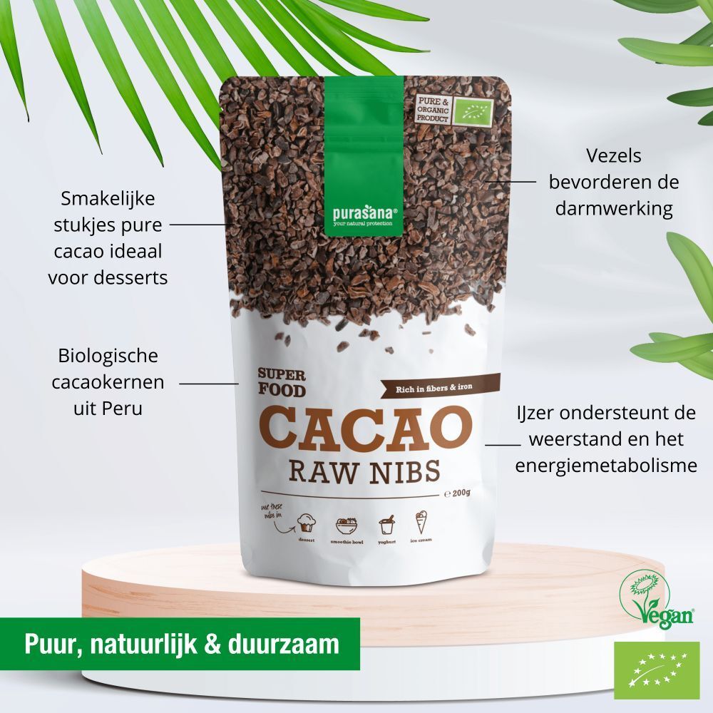 Verpakking met Cacao Raw Nibs. Tekst: Superfood Cacao Raw Nibs. Met bio-label en Nederlandse tekst.