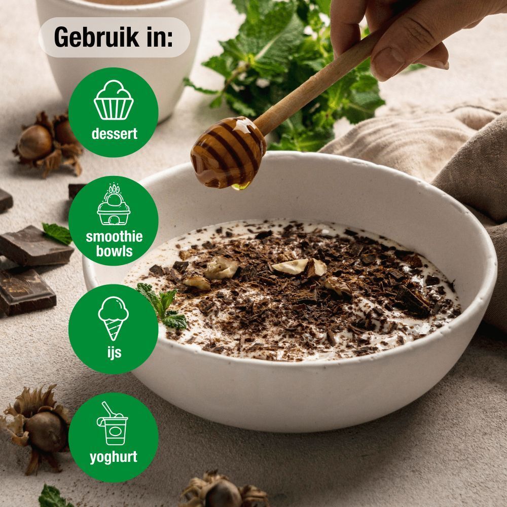 Kom met dessert, smoothie, ijs en yoghurt. Cacao Raw Nibs worden toegevoegd. Houten honinglepel.