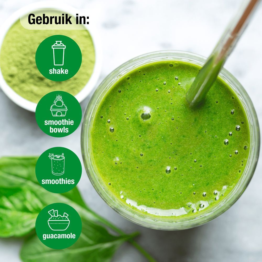Groene drank in een glas met een rietje. Daarnaast een kom met poeder en iconen voor gebruiksideeën.