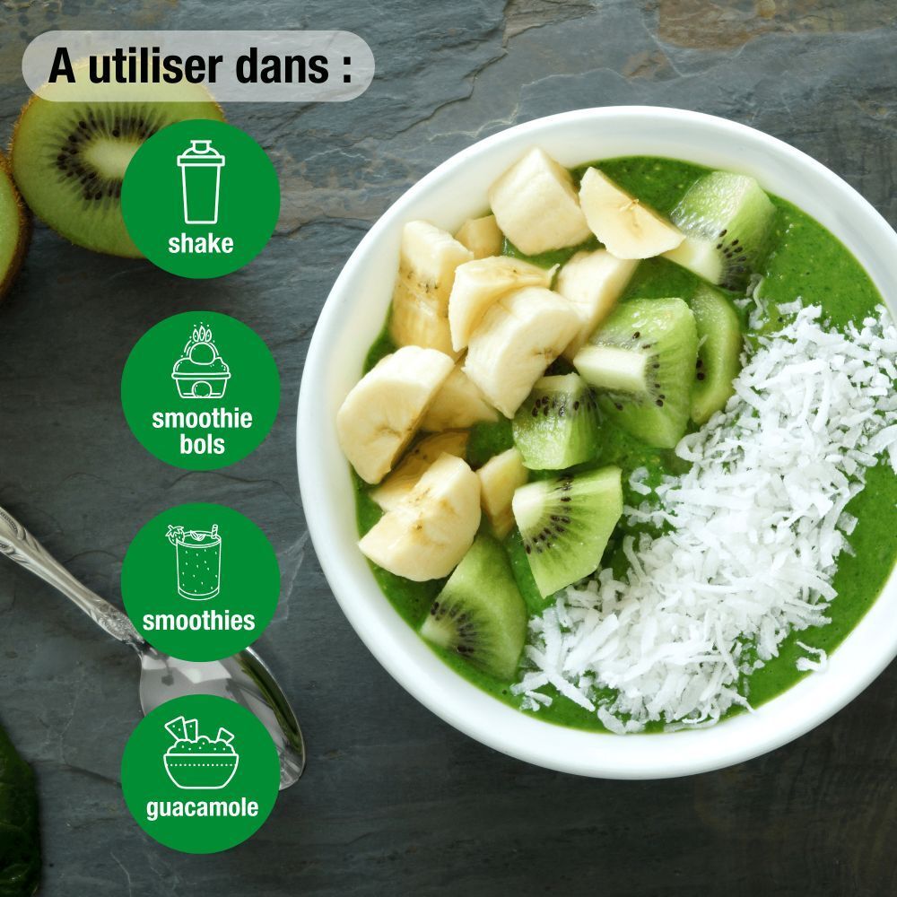 Bol de smoothie vert, bananes, kiwis et noix de coco râpée. Illustrations pour la préparation de smoothies.