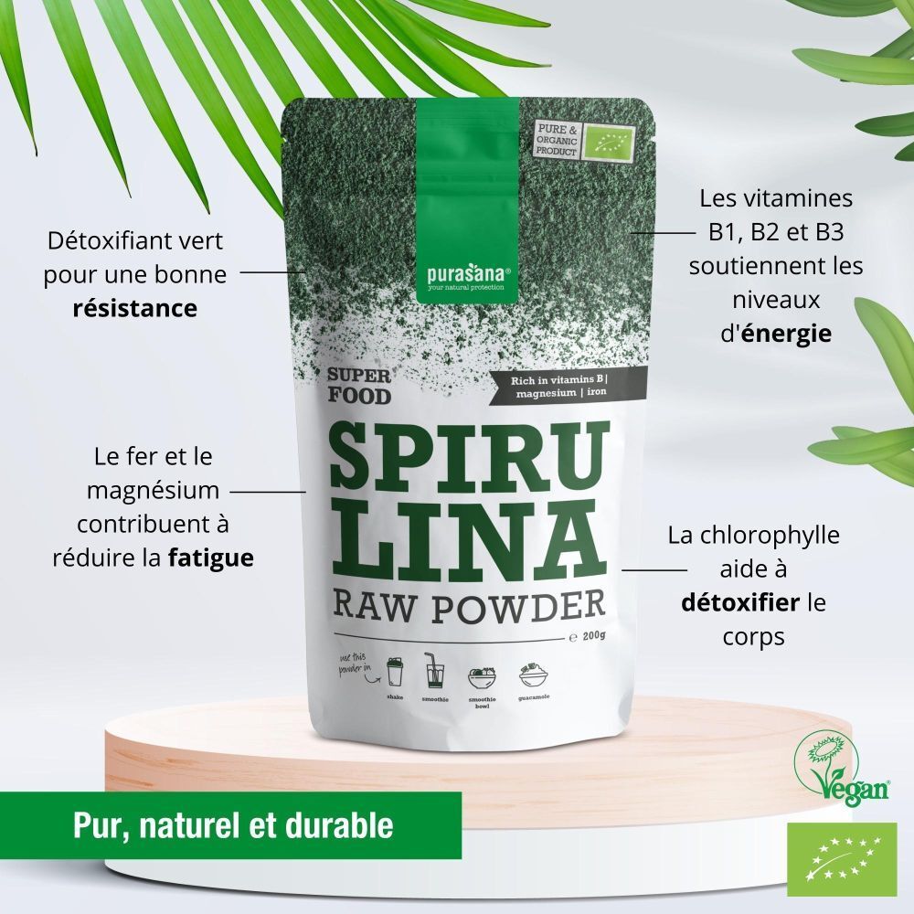 Emballage de poudre de spiruline crue. Texte sur les bienfaits pour la santé. Label Vegan.