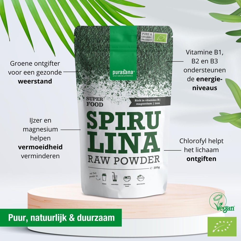 Verpakking met rauwe spirulinapoeder. Tekst over gezondheidsvoordelen. Vegan-label.