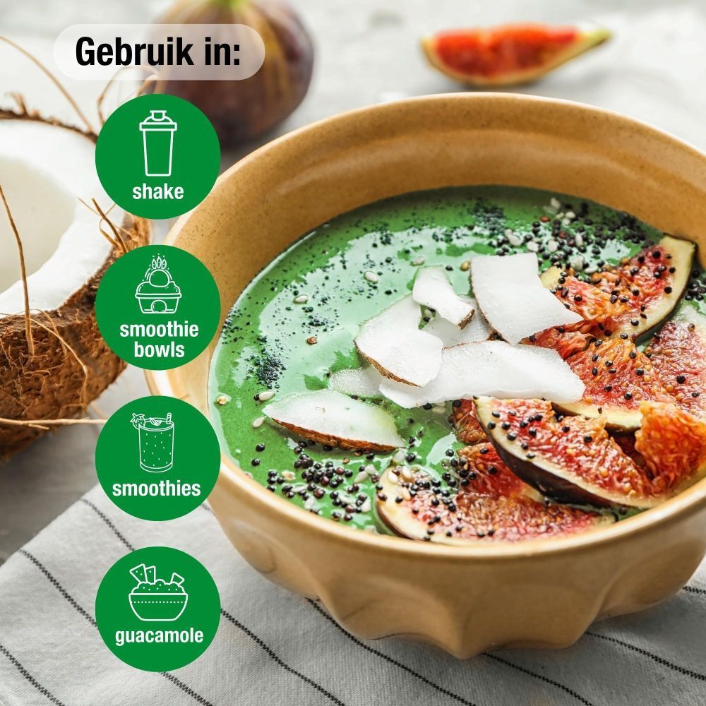 Kom met groene smoothie, vijgen en kokosschilfers. Illustraties voor gebruik.