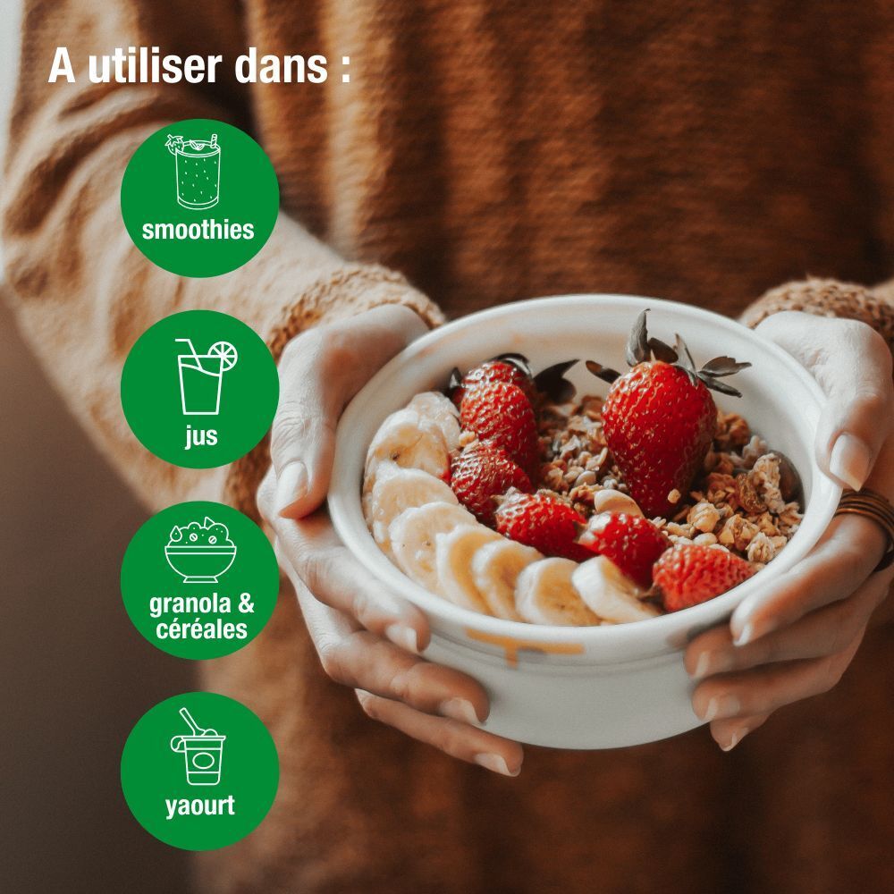 Personne tenant un bol de granola, bananes et fraises. Cercles verts avec smoothie, jus, muesli et yaourt.
