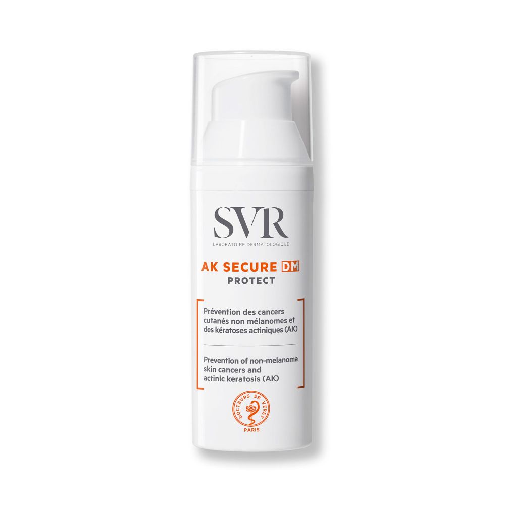 Flacon blanc avec logo SVR et texte. Nom du produit : AK SECURE DM PROTECT. Avec pompe doseuse et bouchon transparent.