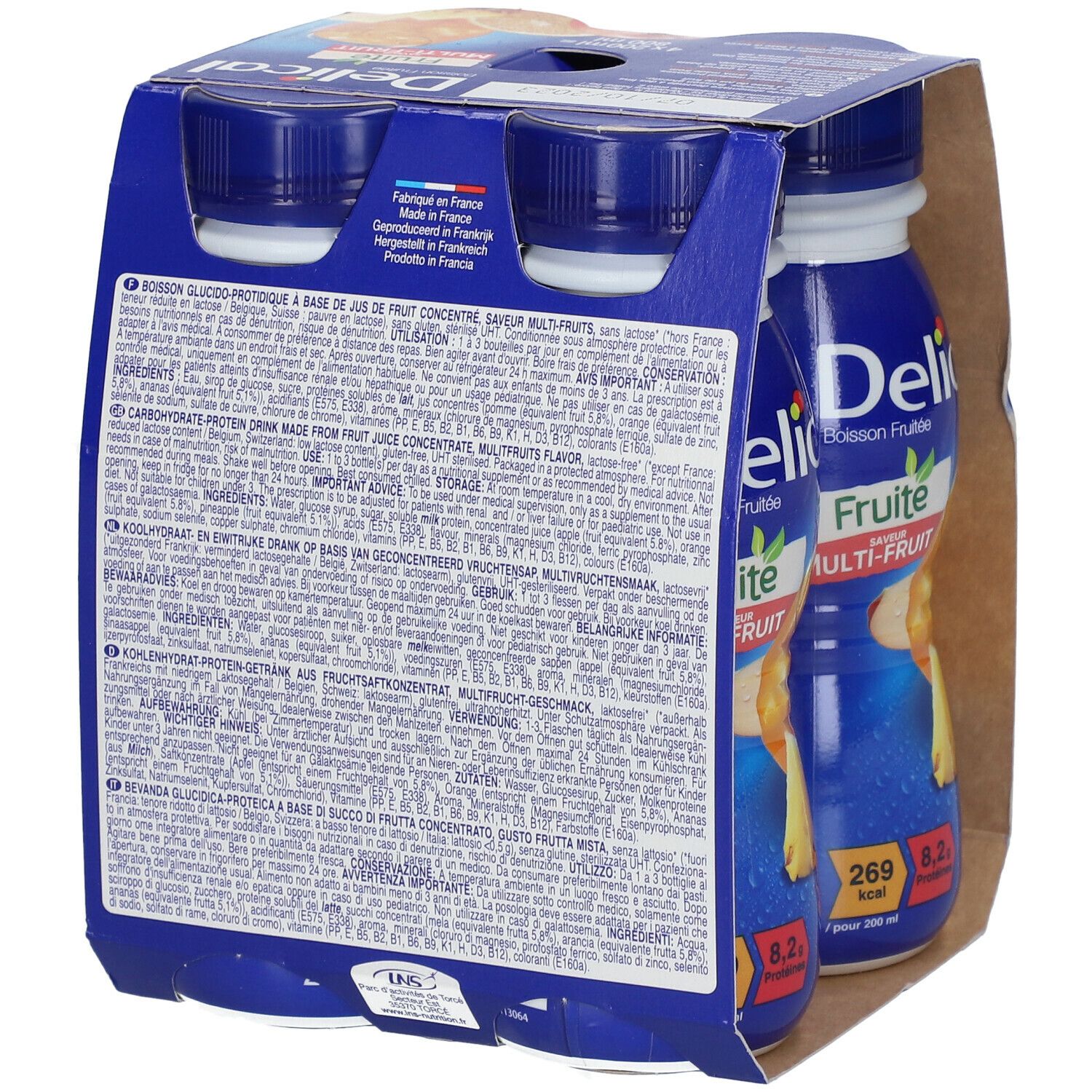 Packung mit vier Flaschen Delical Fruchtdrink Multivitamin. Rückseite der Verpackung mit Text. Blaue Flaschen mit gelbem Getränk. Kartonverpackung.