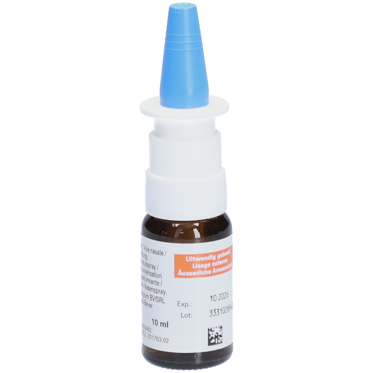 Neussprayfles, bruin glas, blauwe sproeikop. Etiket met vervaldatum en volume-aanduiding 10 ml.