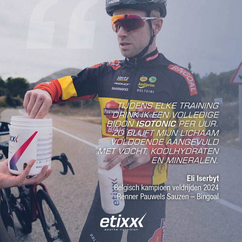 Man met etixx-product. Hij houdt een pot en een fles vast. Een weg op de achtergrond.