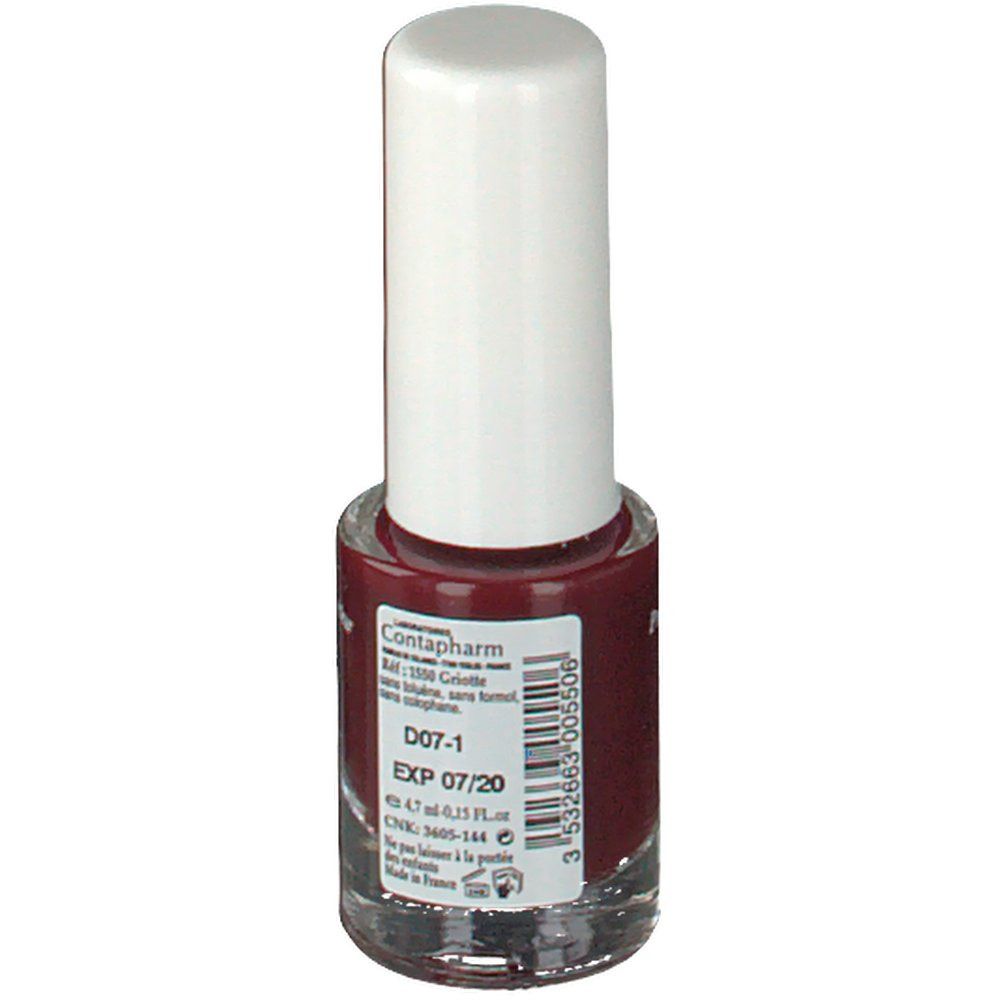Flacon de vernis à ongles avec bouchon blanc. Vernis rouge foncé. Inscription: Contapharm. Informations et date de péremption.