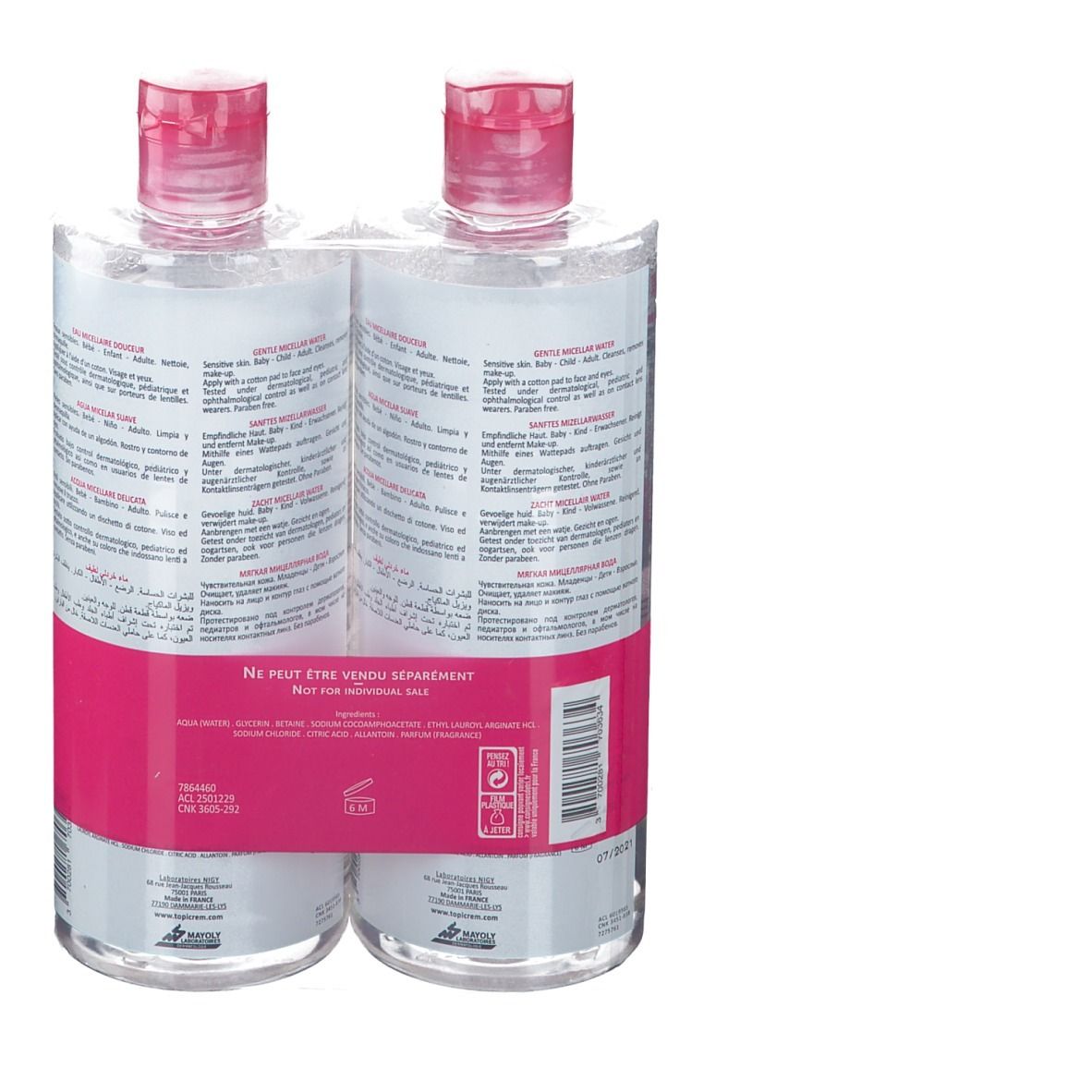 Vista posteriore di due flaconi di acqua micellare, etichetta rosa, testo. Non vendibile singolarmente.