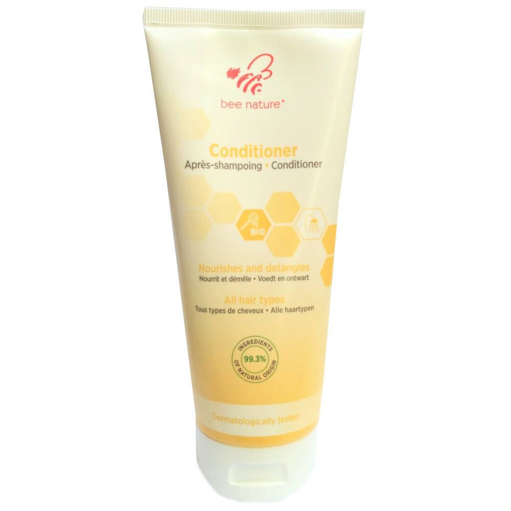 Crèmetube met productnaam en logo. Opschrift: Conditioner. Bevat 99,3% natuurlijke ingrediënten.