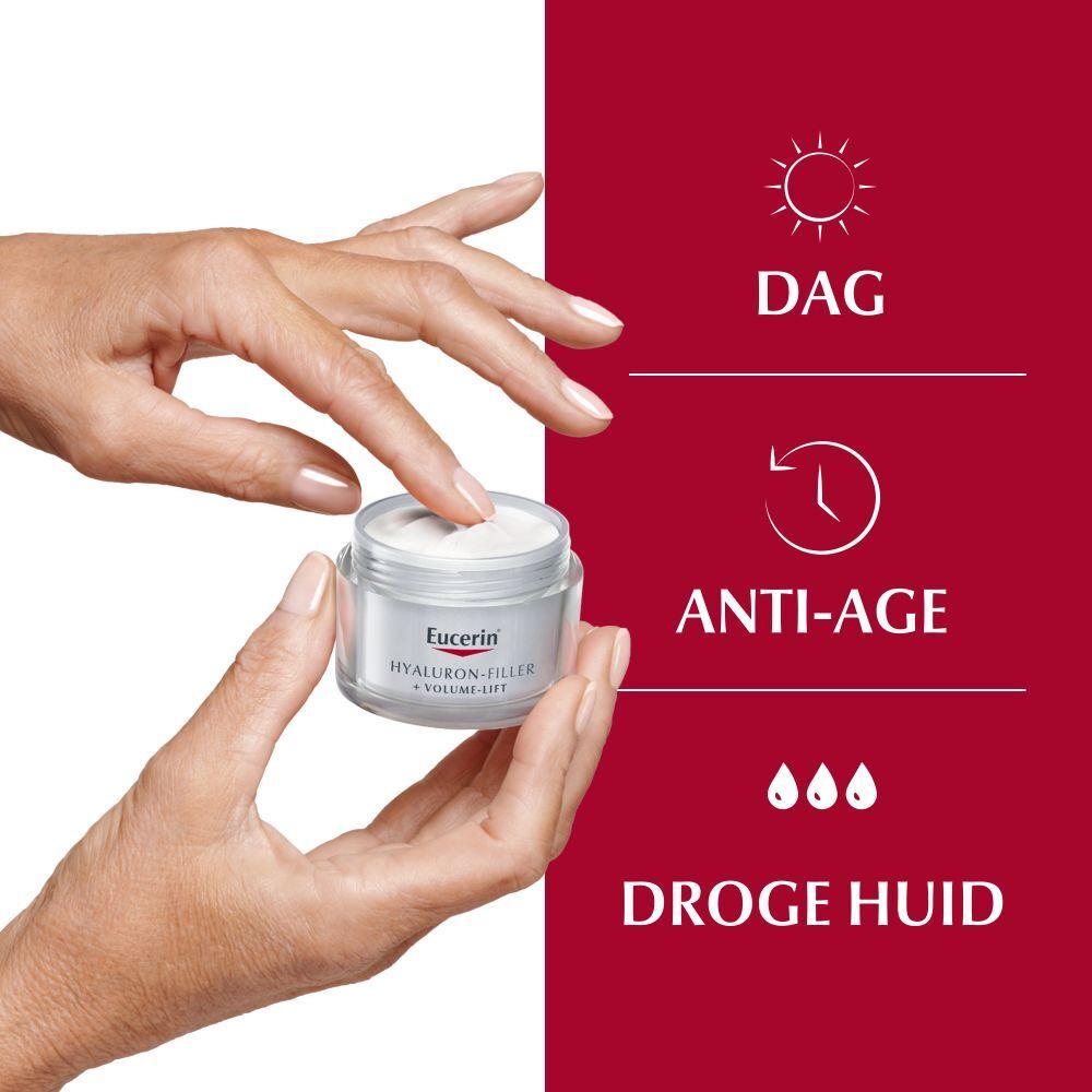Handen houden een potje vast. Tekst: Dag, Anti-Age, Droge huid. Product met rode deksel.