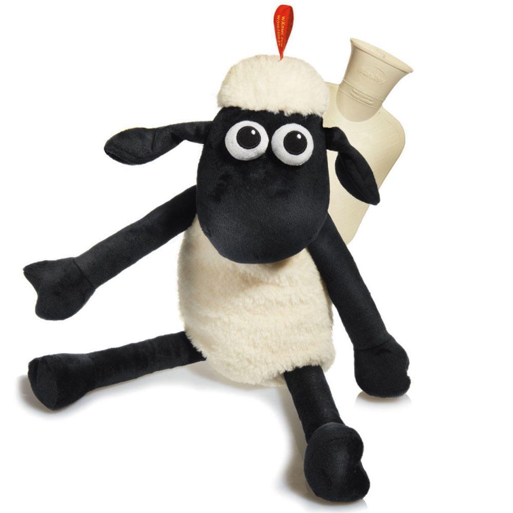 Plüschtier Schaf Shaun mit Wärmflasche. Schwarzes Gesicht, weißes Fell, rote Schlaufe. Beige Wärmflasche im Hintergrund.