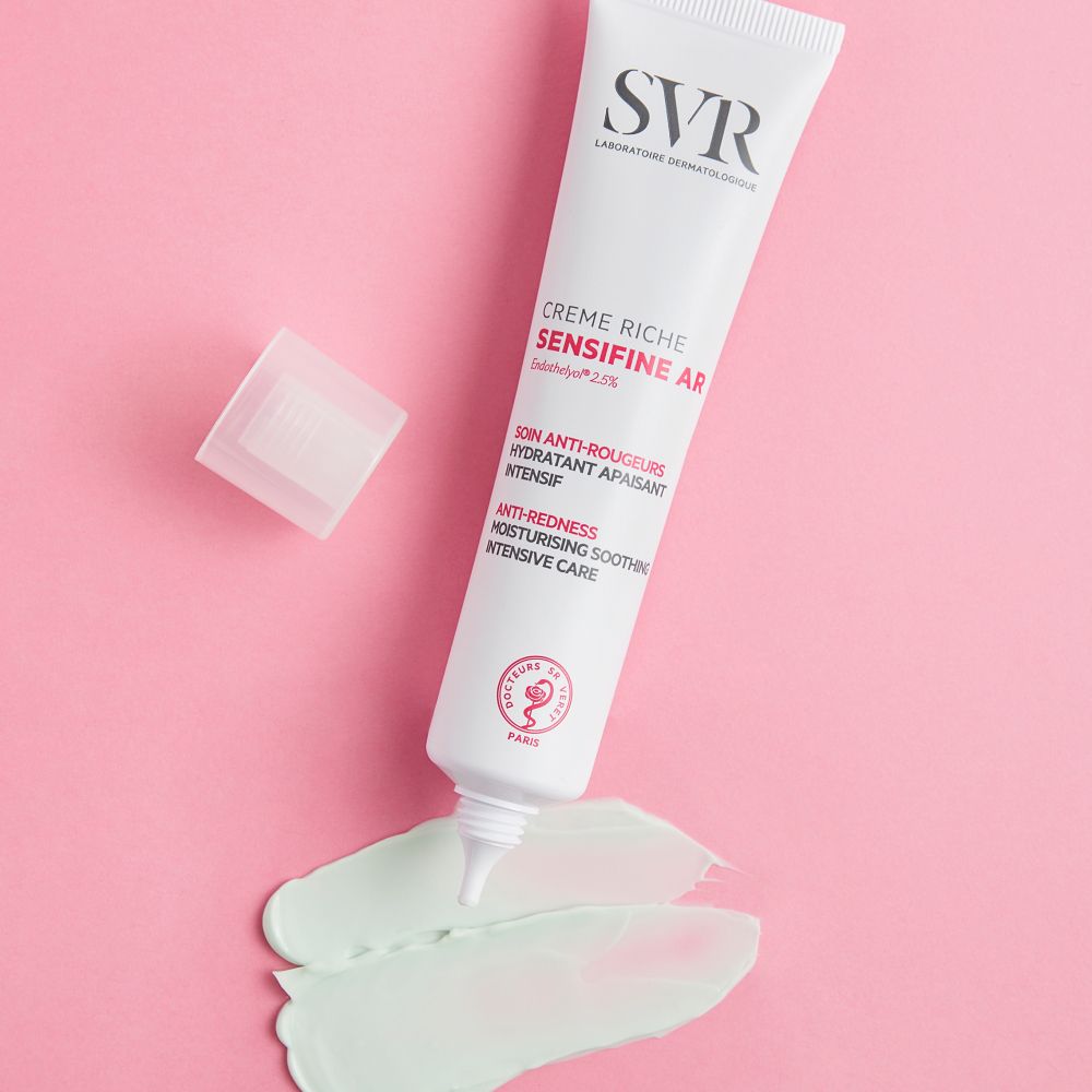 Witte tube SVR SENSIFINE AR crème. Rode tekst SENSIFINE AR. 40ml. Crème op achtergrond.