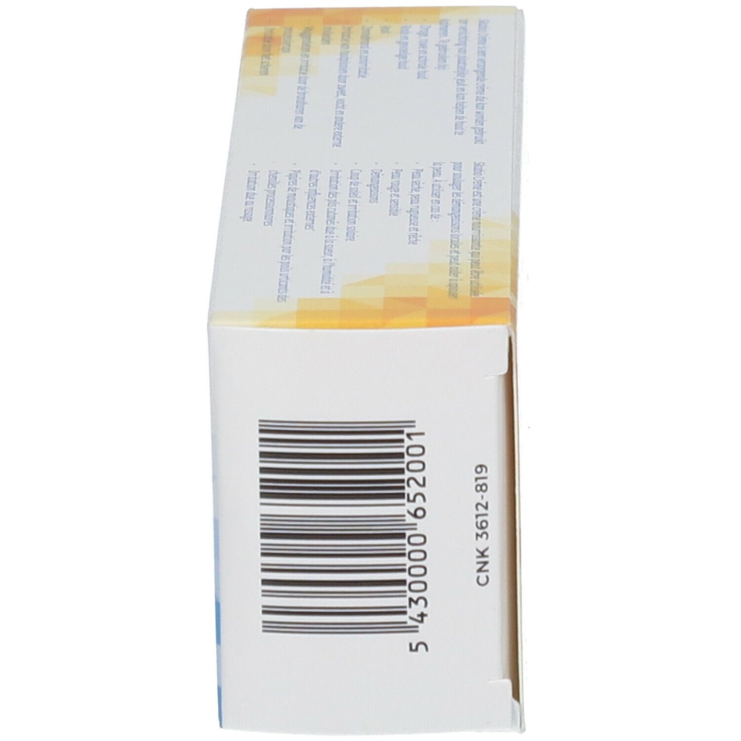 Zijkant van de SKABIO crème doos. Barcode en productinformatie. Wit met blauw design.